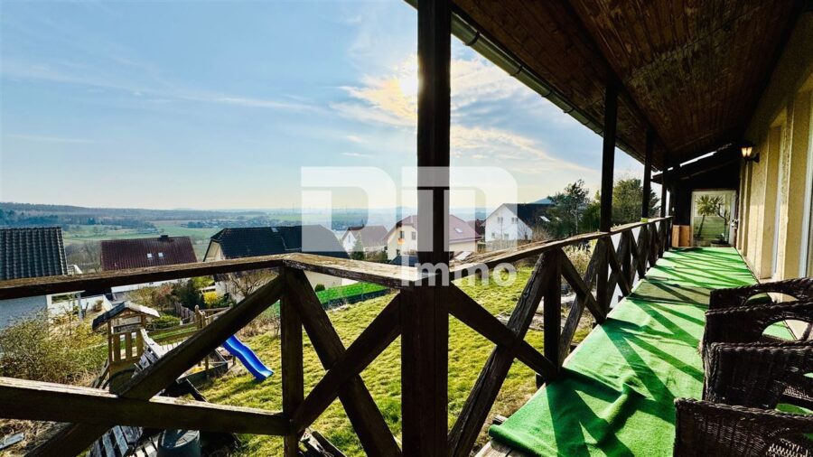 Teilsaniertes Ein - Zweifamilienhaus + Nutzflächen mit Anbau in Traumlage mit Panoramablick - Panorama WE1 Balkon